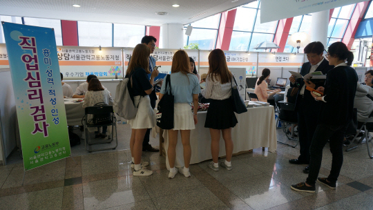 서울디지털단지 입주기업의 인력난 해소와 고용창출을 위해 '5월 찾아가는 G밸리 채용박람회'가 지난 12일 숭실대 한경직기념관 1층에서 열렸다. 한국산업단지공단(이사장 강남훈) 서울지역본부(본부장 윤동민)가 구로구, 금천구, 서울관악고용복지센터와 공동 주최한 이번 채용박람회에는 G밸리 강소기업 및 우수기업 50여 사가 참여했다. 산단공 서울지역본부 제공